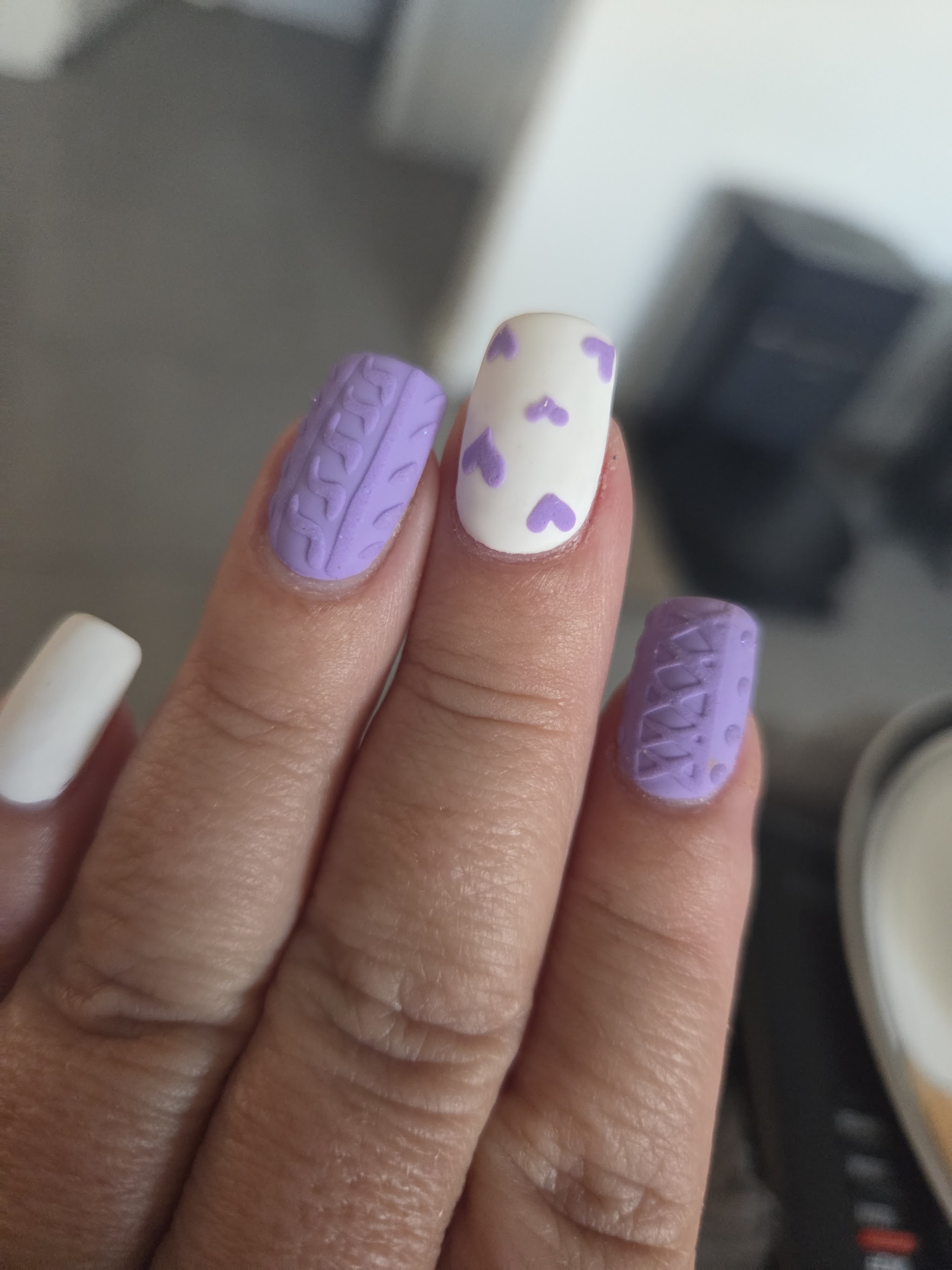 Lilac and white nails with hearts and a cable-knit texture